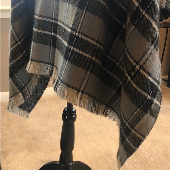 Neiman Marcus Brand Checkered Poncho/Wrap - Picture 5 of 6